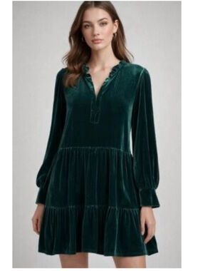 1. State Crushed Velvet Split V-Neck Tiered Shift Mini Dress Holiday Green Large